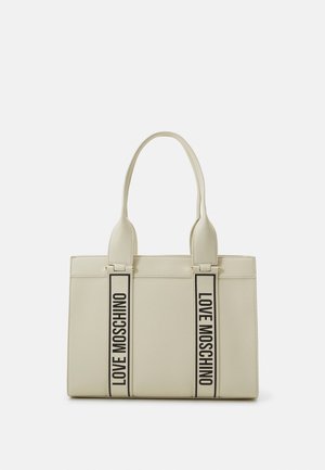 Beigen värinen suorakaiteen muotoinen käsilaukku, jossa on kaksi pystysuoraa hihnaa, joissa lukee mustin kirjaimin "LOVE MOSCHINO", sekä kaksi pyöreää kahvaa.