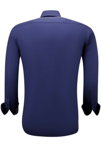 Navyblauwe overhemd met lange mouwen, een soepele textuur, een puntkraag en knoopmanchetten. Heeft een effen kleur zonder patronen of accenten.
