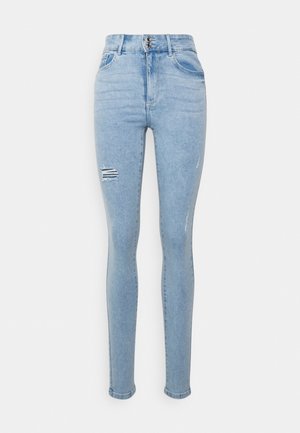 Jeans skinnies azul claro feitos de denim, com cintura alta, fecho de botão e detalhes desgastados nas pernas. Tecido texturizado.