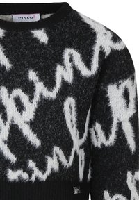 Czarny puszysty sweter z białymi abstrakcyjnymi wzorami w zygzaku i literami, z okrągłym dekoltem i widoczną metką marki Pinko wewnątrz kołnierza.