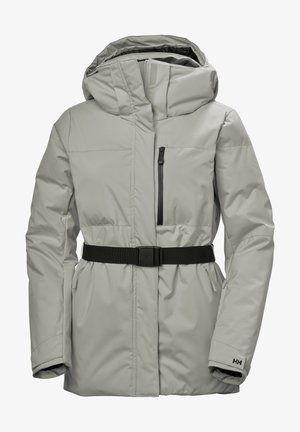 Graue isolierte Jacke mit Kapuze, Reißverschluss vorne und schwarzem Gürtel, mit Seitentaschen und strukturierten Ärmeln.