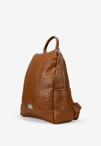Mochila de cuero marrón con un acabado texturizado, que cuenta con un compartimento principal con cremallera, un bolsillo lateral y un asa superior para opciones de transporte.