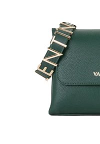 Sac à main en cuir vert texturé avec une fermeture à rabat et une bandoulière ornée d'accents dorés portant le nom de la marque "VALENTINO" en lettres majuscules.