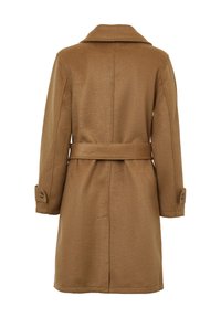 Cappotto in misto lana marrone con colletto classico, vita con cintura e polsini abbottonati. Caratterizzato da una texture liscia e dal design lunghezza ginocchio.