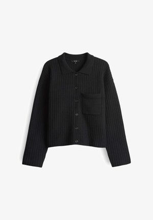 Zwarte geribbelde gebreide cardigan met lange mouwen, knopen aan de voorkant, een kraag en een enkele borstzak aan de linkerkant.