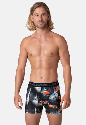 Zwarte tailleband met "MUCHACHOMALO" label, kleurrijk ruimte-thema ontwerp op strakke boxer shorts, met planeten en raketten.