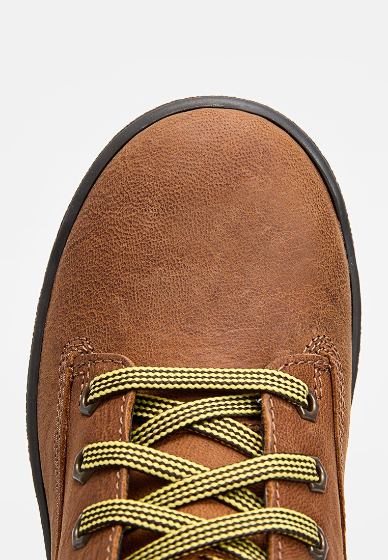 Braune Lederschuhe mit strukturiertem Finish, gelb-schwarzen gestreiften Schnürsenkeln und einer schwarzen Gummisohle. Verfügt über verstärkte Nähte an der Spitze.