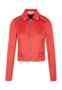 Czerwony krótki żakiet z faux zamszu, z zamykanymi kieszeniami, srebrnymi akcentami i zapięciem typu snap. Charakteryzuje się dopasowanym fasonem i gładką teksturą.