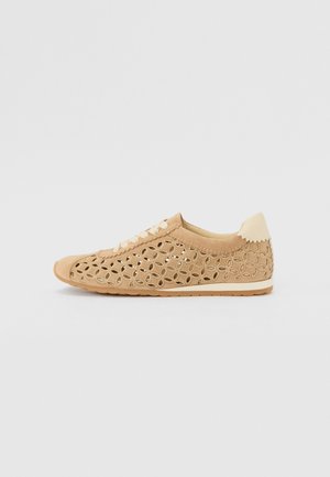 Beeži perforatsiooniga sneakerid pehmest nahast pealisega, ümar varvas, paelaga esiosa ja tekstuuriga pruun kummitald. Kaunistatud lillemotiividega lõikelehtedega.