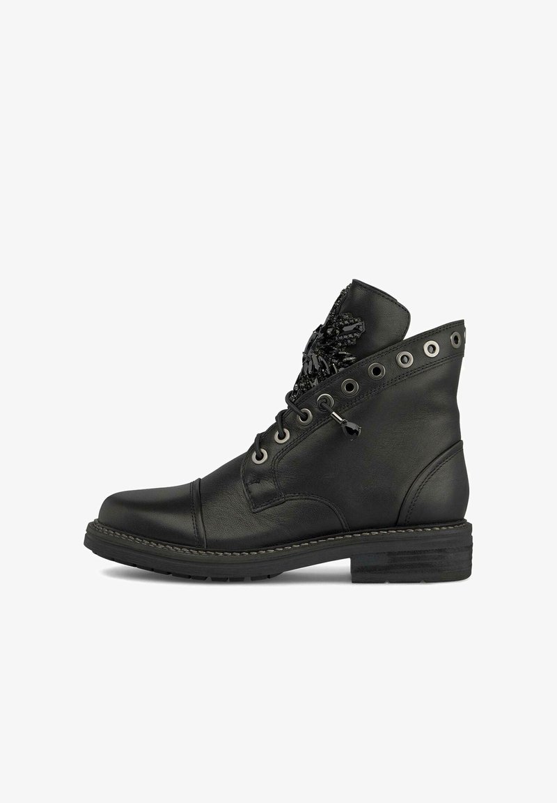 Stivaletto in pelle nera con lacci, borchie decorative e un retro testurizzato. Presenta un tacco basso e punta arrotondata per stabile.