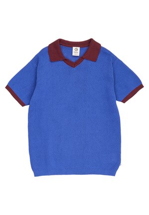 Polo à manches courtes en maille bleue avec col et bordures de manches bordeaux, encolure en V et motif texturé sur le tissu.