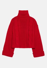 Pull rouge tricoté avec un col roulé haut, présentant un motif en torsades, une longueur raccourcie et de larges poignets côtelés.