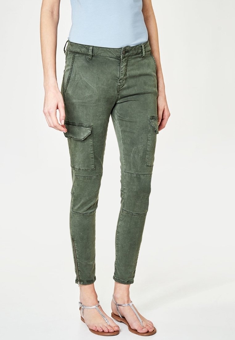 Oliwkowe spodnie cargo o dopasowanym kroju, z przednimi kieszeniami naszytymi, zamkami błyskawicznymi przy mankietach i szczotkowaną strukturą.