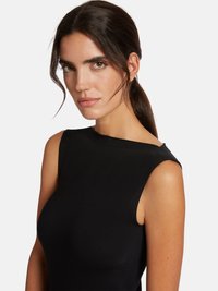 Abito nero senza maniche con silhouette aderente, scollatura alta e tessuto morbido. Presenta un design minimale senza fantasie o elementi in metallo.