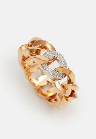 Ring i gullfarge med kjede som har glatte ledd og en sentral sølvfarge aksent med et mønstrete design. Teksturert finish gir ekstra visuell interesse.
