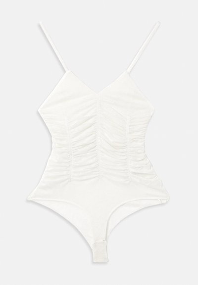 Body blanc avec bretelles réglables, décolleté en V et détail froncé à l'avant. Design ajusté avec une texture lisse et extensible.