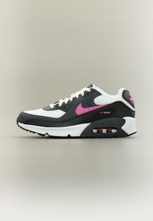 Baskets Nike Air Max noires et blanches avec logo swoosh rose et accents, lacets blancs, et coussin d'air visible dans la semelle sur fond neutre.