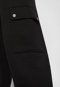 HUGO DWELLROM - Cargo hlače - black