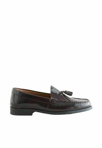 Mocassin à pampilles en cuir brun foncé, talon bas, couture moc toe et finition lisse et polie.