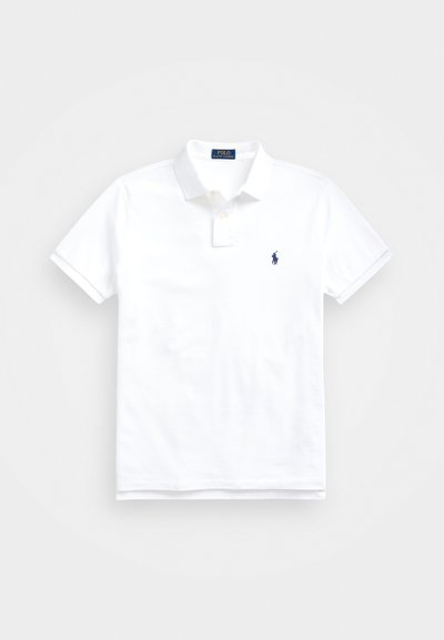 Weißes Poloshirt mit kurzen Ärmeln, Kragen und zwei Knöpfen, mit kleinem dunkelblau besticktem Logo auf der linken Brust.