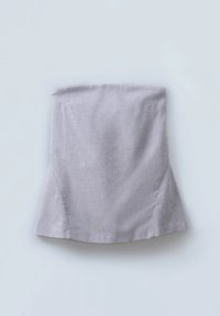 Top strapless in cotone grigio con orlo svasato, caratterizzato da una superficie liscia e sottili dettagli di cucitura. Logo della taglia posizionato in basso a destra.