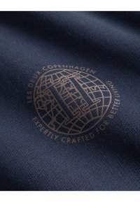 Les Deux GLOBE - Ikdienas džemperis - dark navy/tobacco brown