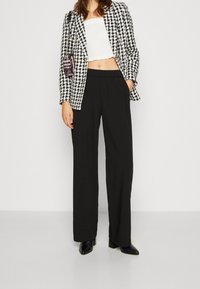 Vero Moda Stoffhose - black