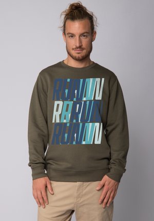 Olivgrüner Sweatshirt mit Rundhalsausschnitt und langen Ärmeln. Mit auffälligen, mehrschichtigen Textgrafiken in Blau- und Hellblautönen.