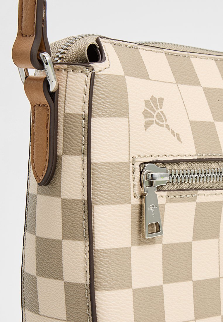 Lederhandtasche mit einem karierten beige und braunen Muster, ausgestattet mit einem silbernen Reißverschluss und einem braunen Schultergurt. Auffälliges Logo-Detail sichtbar.
