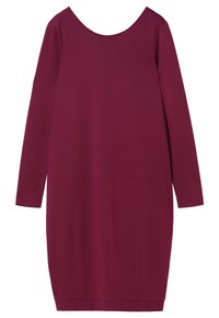 Bordowa sukienka z długim rękawem, szerokim dekoltem, dopasowaną górą i prostym krojem. Wykonana z miękkiego materiału o gładkiej teksturze.
