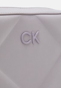 Calvin Klein RE LOCK QUILT CAMERA BAG - Borsa a tracolla - iris