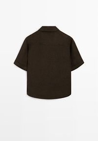 Donkerbruine kortemouwen overhemd met een omgeslagen kraag en omgeslagen mouwen, gezien van achteren op een witte achtergrond.