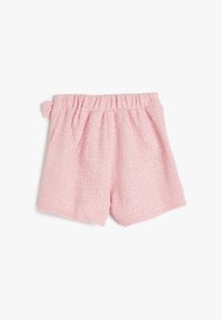 Hellrosa Shorts aus strukturiertem Stoff mit elastischem Bund und Raffung, die mit einer kleinen seitlichen Schleifenakzent versehen sind.