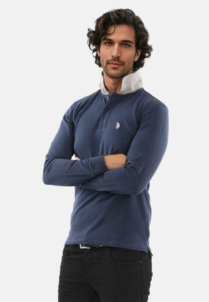 Navyblaues Langarm-Poloshirt mit kontrastierendem hellgrauen Kragen, Knopfverschluss und gesticktem Logo auf der Brust.