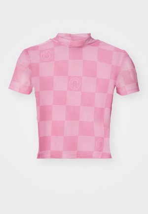 Top court à manches courtes, rose, avec un motif à carreaux et un logo de smiley subtil, fabriqué en tissu léger et transparent.