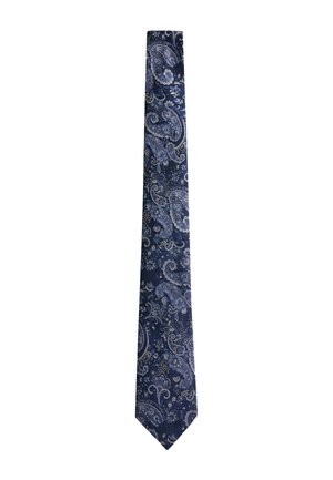 Cravate bleu marine avec un motif paisley détaillé dans des tons bleu clair et blanc sur fond blanc.