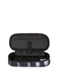 Astuccio nero con zip e finitura liscia, dotato di una tasca in rete e una fascia elastica interna per l'organizzazione. Stampa lungo il bordo inferiore.