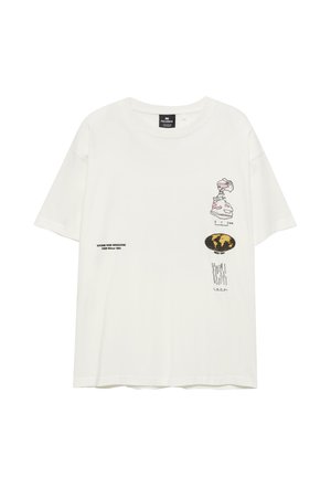 Biała bawełniana koszulka z grafikom, na której znajdują się stylizowana mapa i tekst, o luźnym kroju i krótkich rękawach.