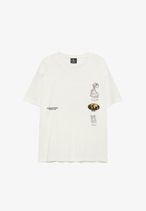 Bijela pamučna majica s grafičkim ilustracijama, uključujući stiliziranu kartu i tekst, s opuštenim krojem i kratkim rukavima.