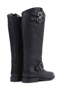 Botas de cuero negras hasta la rodilla con dobles hebillas de tono plateado, textura suave, punta redonda y tacón plano para un ajuste seguro y comodidad.