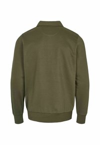 Pull vert olive à manches longues avec poignets, taille et col côtelés, vu de dos sur fond blanc.