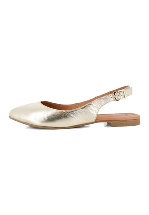 Bailarinas metálicas doradas con punta redondeada, diseño de tiras al tobillo y una pequeña hebilla. Suela plana de madera con textura sutil.