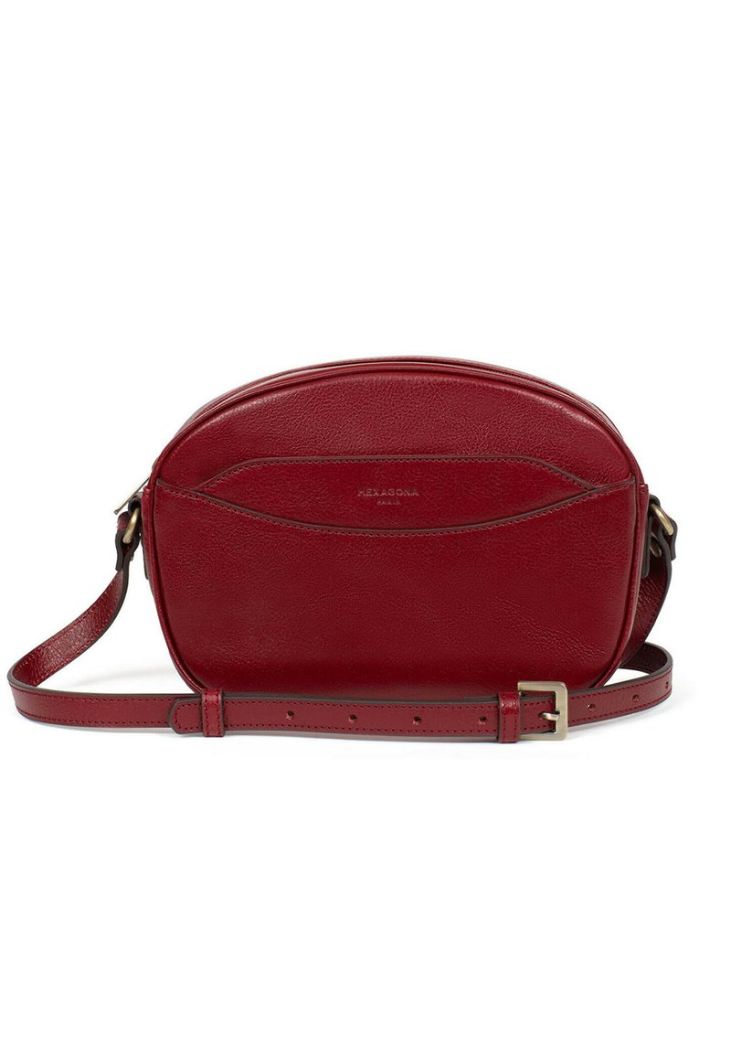 Borsa a tracolla rossa in pelle con forma arrotondata, dettagli di cucitura sottili e una tracolla elegante. Presenta un design minimalista e un logo impresso.