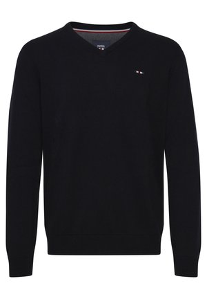 Fekete V nyakú pulóver hosszú ujjal, bordás mandzsettával és aljjal, valamint apró piros, fehér és kék logóval a mellkason.