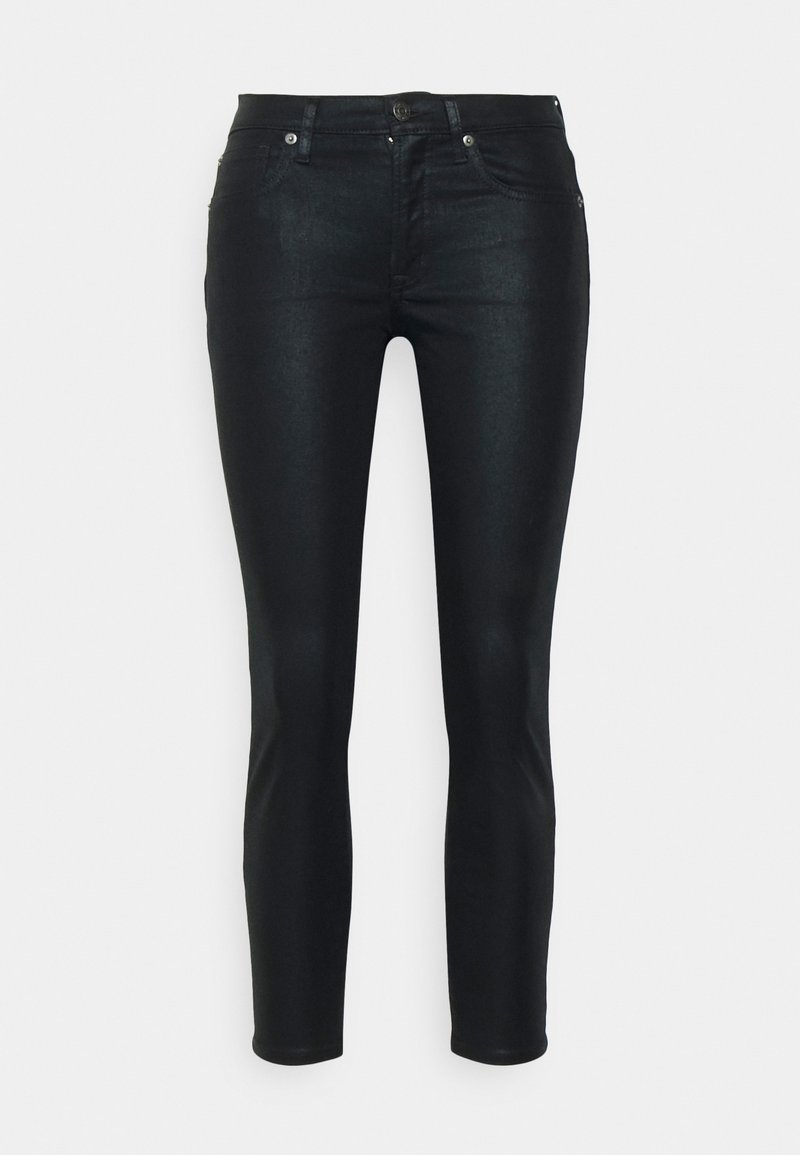 Svart denimjeans med slim fit, slät textur, femfickorsdesign, knapplåsning och dragkedja samt en subtil glansig finish.