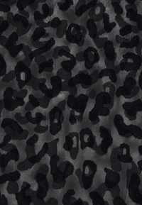 Černá síťovina s leopardím potiskem a tmavě šedými skvrnami na průhledném pozadí. Texturovaná, lehká a ohebná.