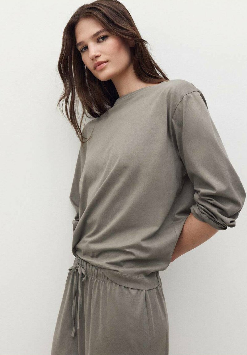 Top de corte holgado, de manga larga y cuello redondo, en suave tela gris apagado, con mangas con puños y una cintura ligeramente fruncida.