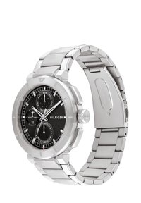 Montre en acier inoxydable argenté avec un cadran noir, fonction chronographe, affichage de la date et bracelet en métal maillon.