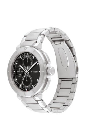Montre en acier inoxydable argenté avec un cadran noir, fonction chronographe, affichage de la date et bracelet en métal maillon.