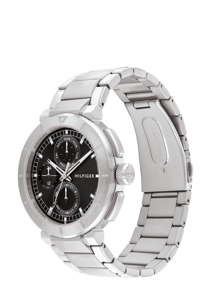 Montre en acier inoxydable argenté avec un cadran noir, fonction chronographe, affichage de la date et bracelet en métal maillon.